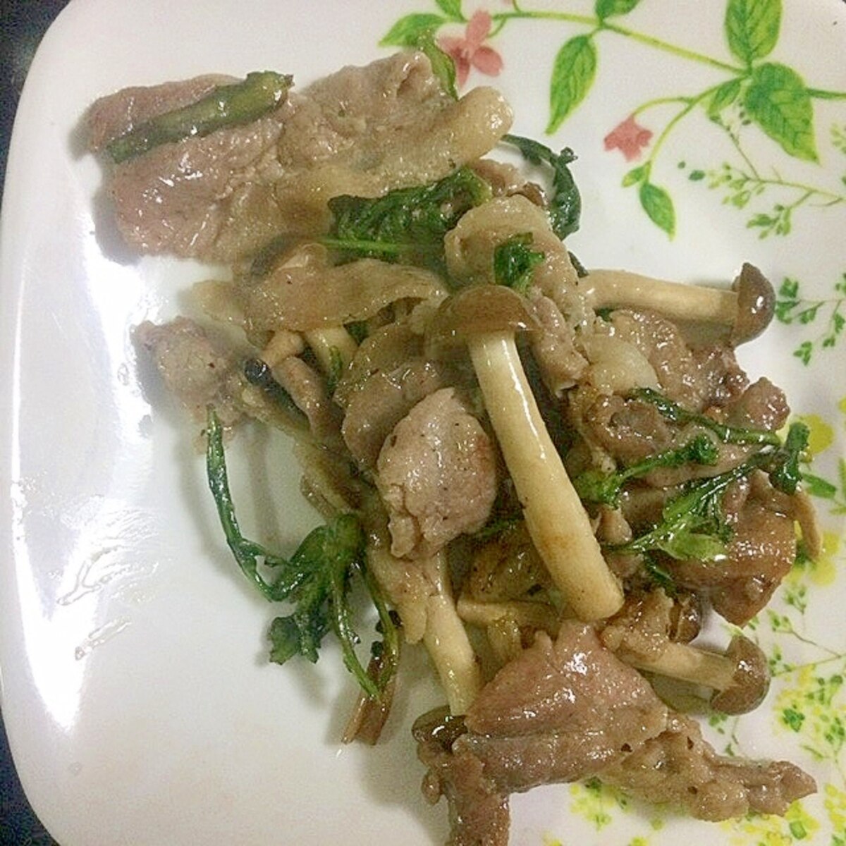 間引き春菊と豚肩肉炒め レシピ 作り方 By サニヤスイーヨー 楽天レシピ 間引き春菊と豚肩肉炒め レシピ 作り方 By サニヤスイーヨー 楽天レシピ